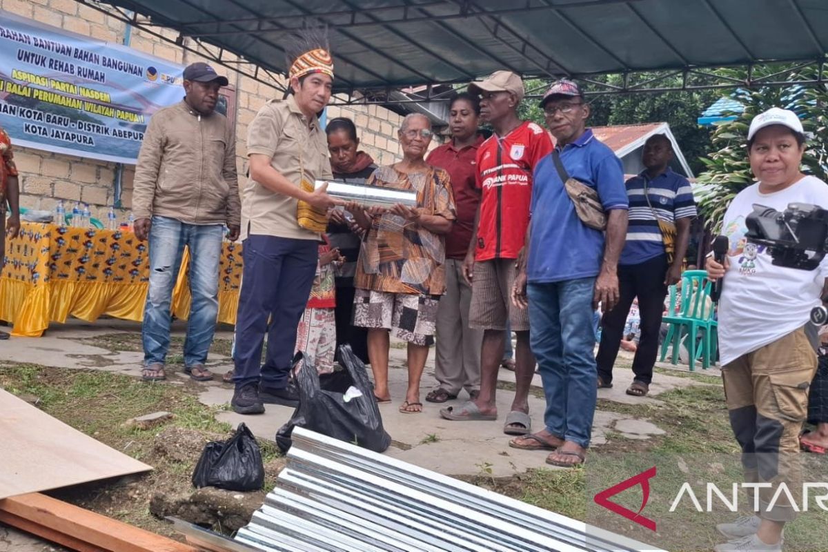 DPRP salurkan bantuan bahan bangunan bagi 10 KK Kota Jayapura