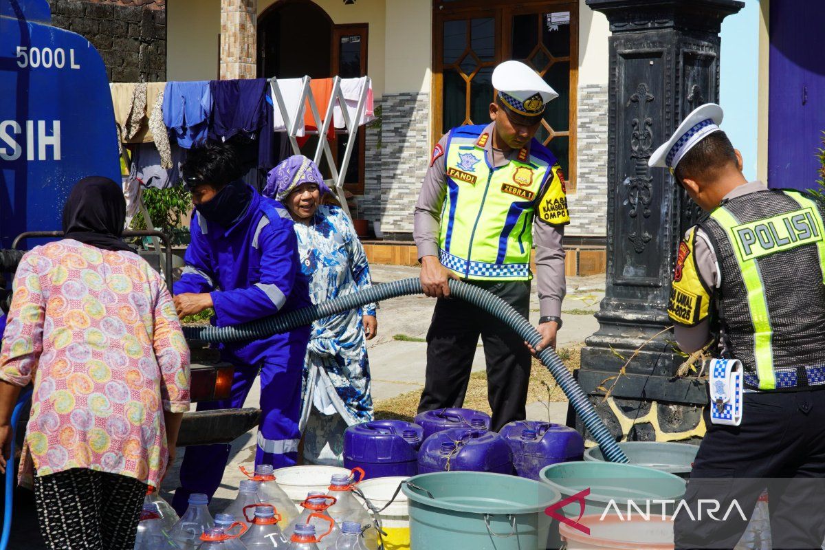 Polres Temanggung beri  bantuan air bersih-sembako warga Dusun Jinggan