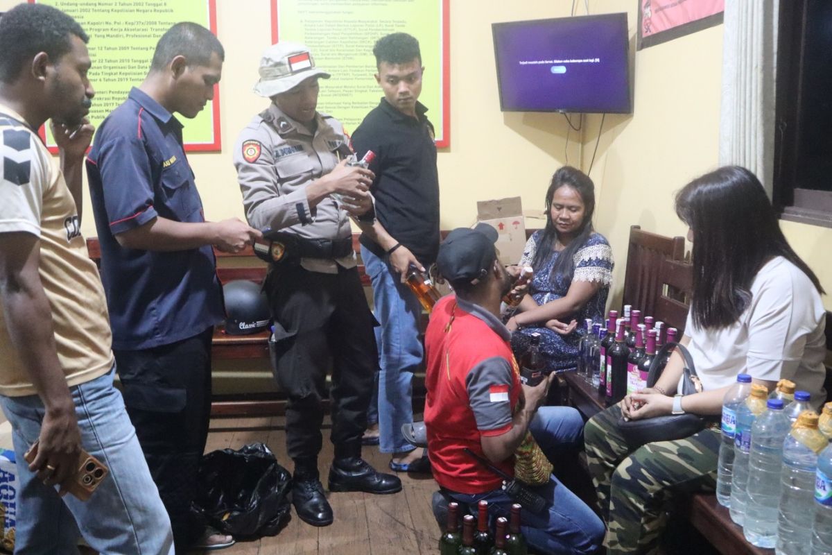 Polres Asmat razia minuman beralkohol ciptakan situasi tetap kondusif