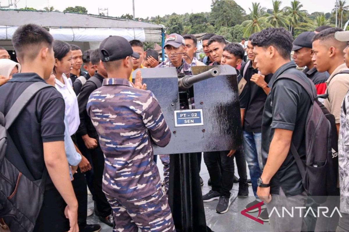 Ambon base exhibits weapons tocelebrate Navy's 79th anniversary