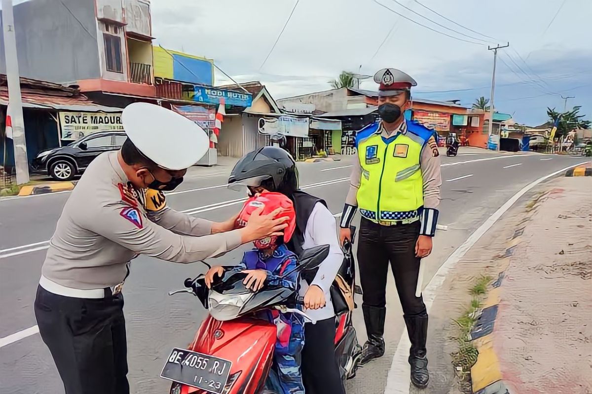 Anak-anak yang dibonceng senang, dapat helm gratis dari Satlantas Polres OKU Selatan