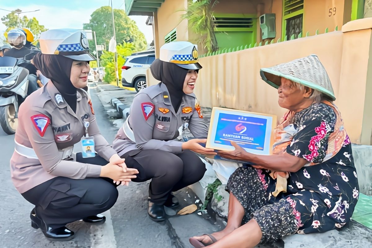 Polresta Bandarlampung bagikan sembako ke warga kurang mampu