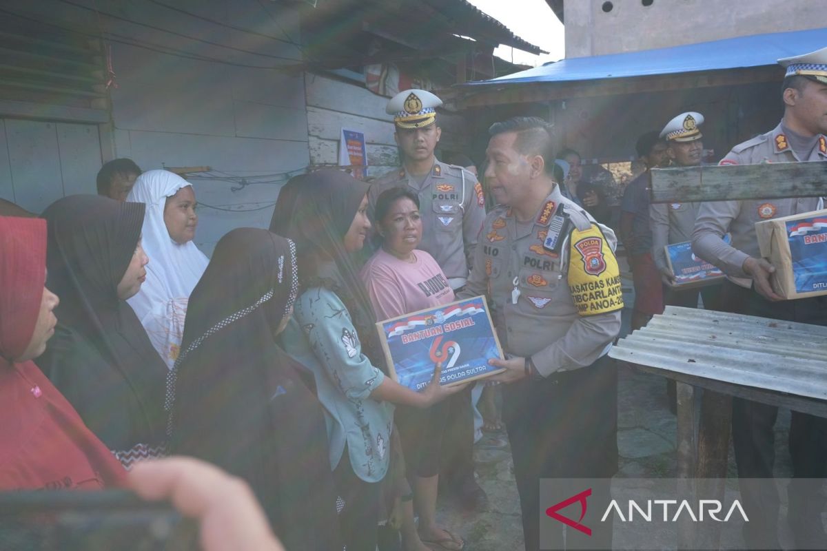 Dit Lantas Polda Sultra bagikan 8.000 paket sembako ke warga di Kendari