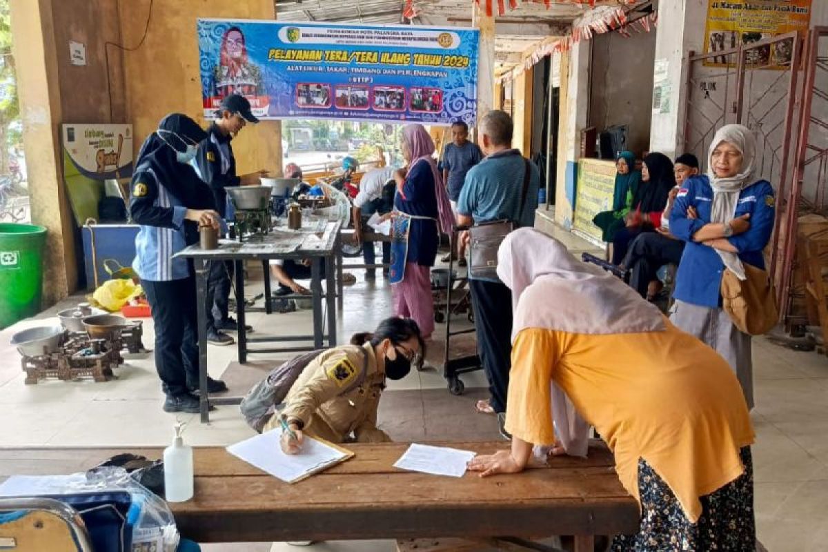 DPKUKMP Palangka Raya tera ulang timbangan pedagang cegah kecurangan