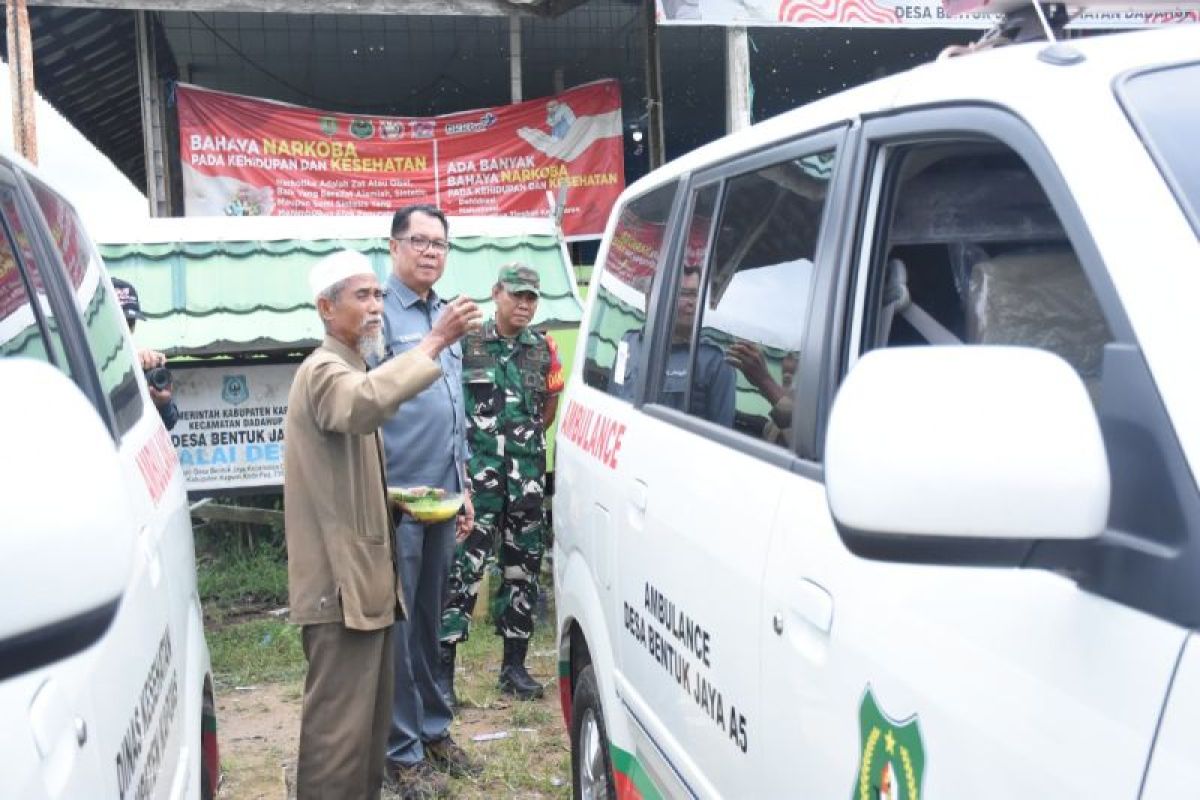 Pemkab serahkan bantuan dua ambulans untuk Pemdes Bentuk Jaya