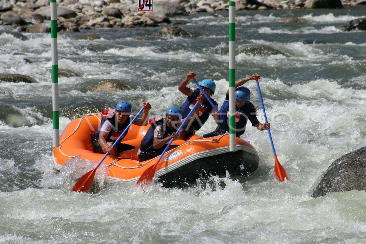 Berbagi dua medali emas pertama arung jeram