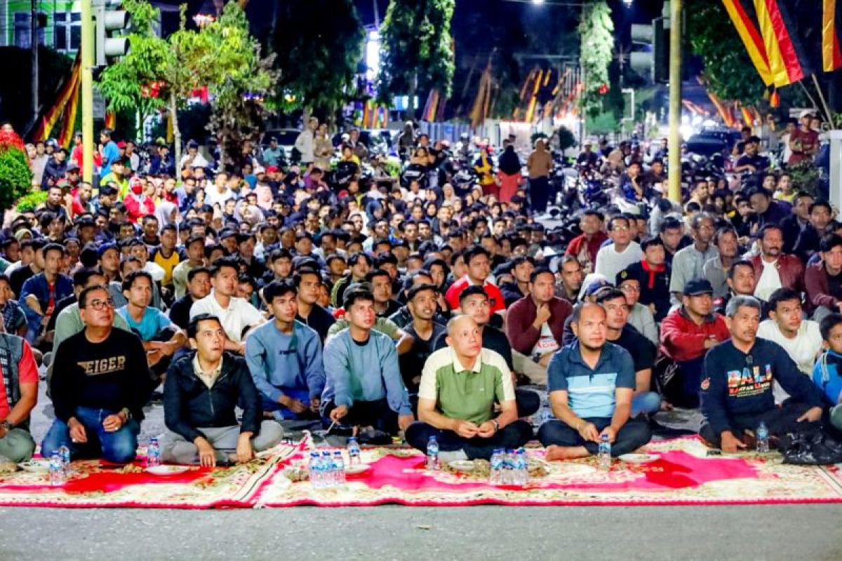 Bupati Sabar AS Nonton bersama masyarakat pertandingan Indonesia vs Australia