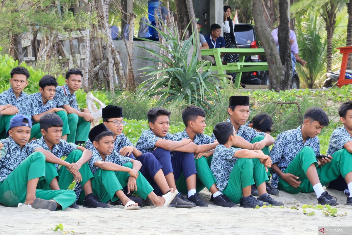 Siswa dan guru di Aceh antusias saksikan langsung selancar ombak