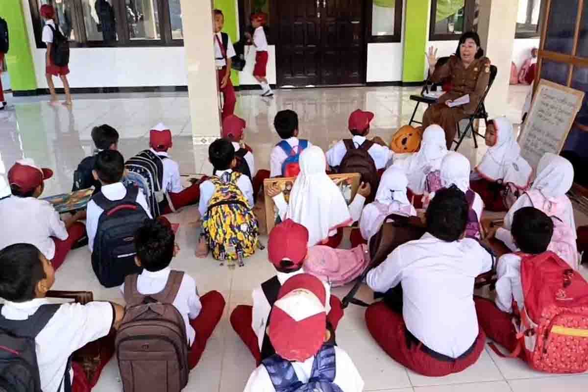 Gedung sekolah direnovasi, siswa SD di Sampit mengungsi ke musala