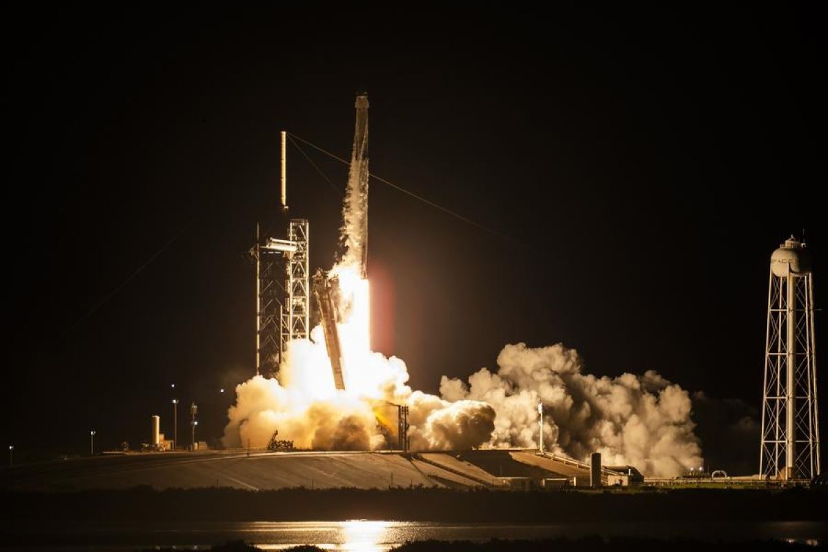 SpaceX luncurkan misi penerbangan antariksa berawak baru komersial pertama