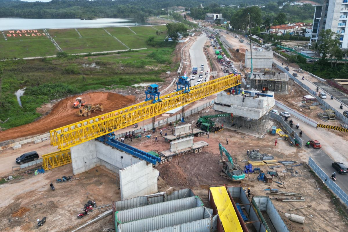 Pengerjaan Flyover Sei Ladi masuki tahap pemasangan balok girder