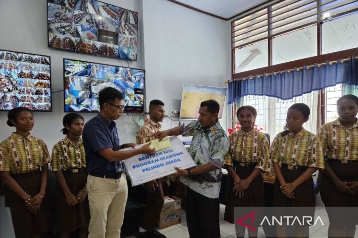 Pelindo beri beasiswa 10 siswa OAP berprestasi di Kota Jayapura