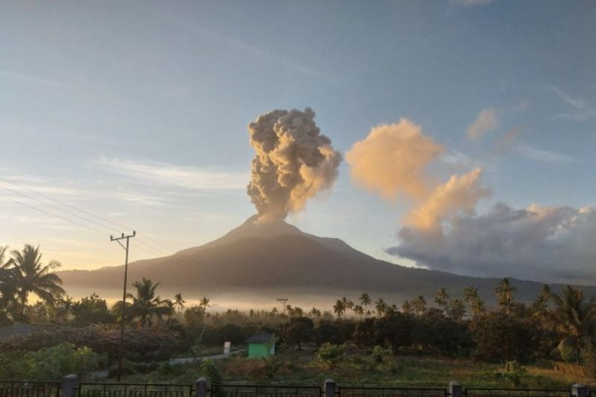 Gunung Lewotobi Laki-laki erupsi lagi dengan tinggi 700-900 meter