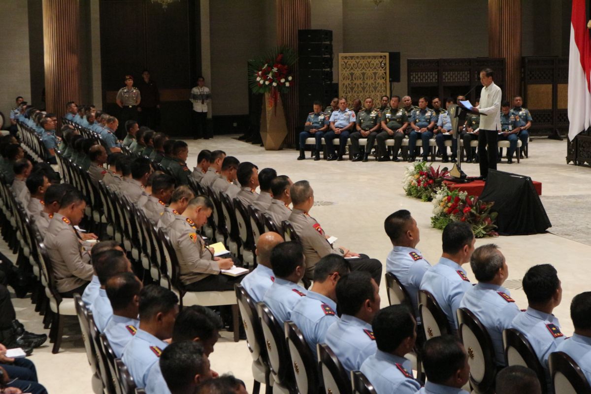 Presiden Jokowi meminta TNI/Polri jadi institusi pertama lindungi perempuan-anak