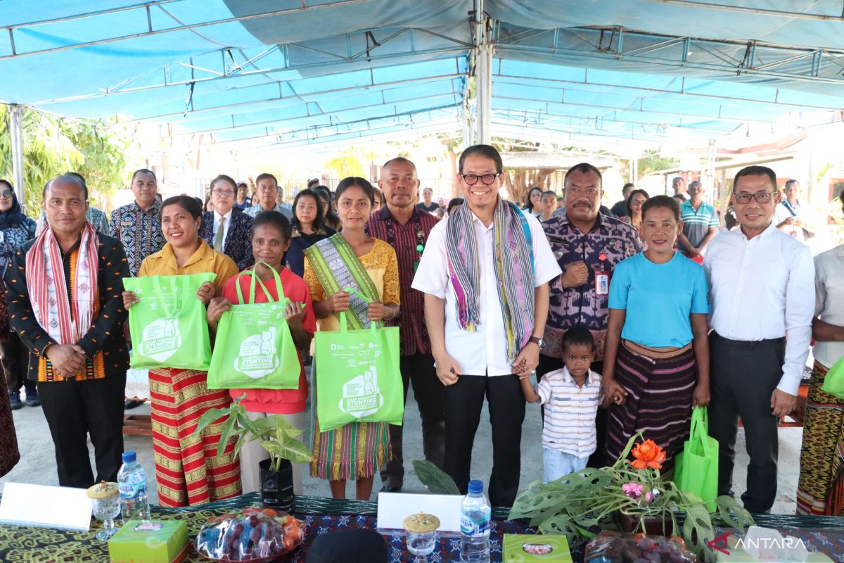 Pj Gubernur NTT serahkan bantuan pangan stunting untuk 83 KRS di Kupang