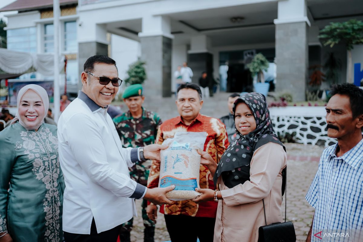 Pemkab serahkan bantuan alsintan ke kelompok tanise-Kabupaten Solok