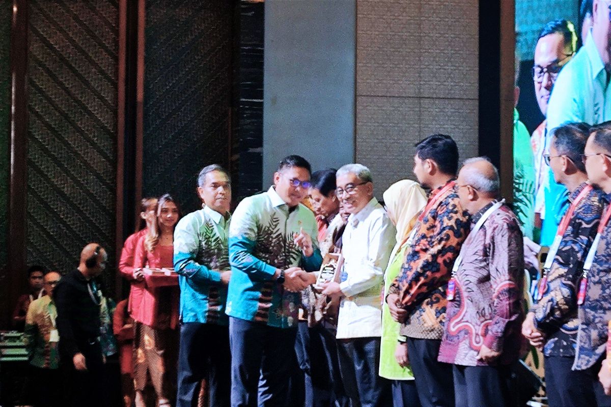 Pj Gubernur Sulsel terima penghargaan Anugerah Perkebunan Indonesia 2024