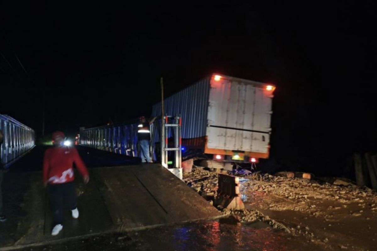 Jalan lintas Riau-Sumbar di Kampar longsor lagi