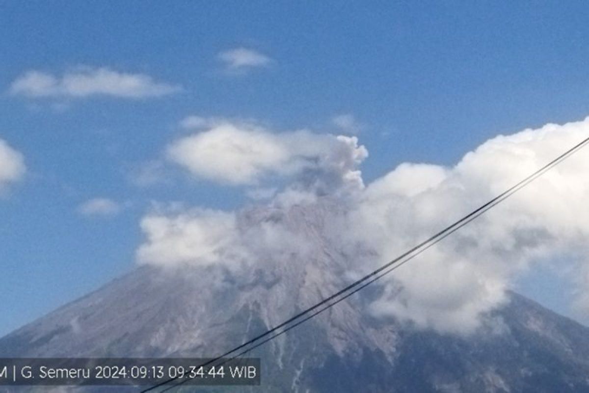 Gunung Semeru kembali erupsi Jumat pagi, tinggi letusan hingga 500 meter