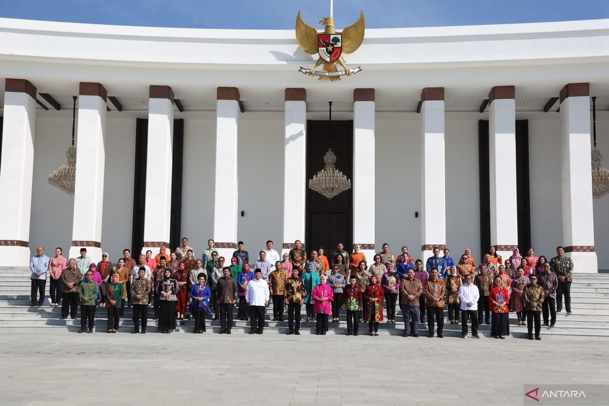 Presiden Jokowi lakukan sesi foto bersama anggota kabinet di Istana IKN