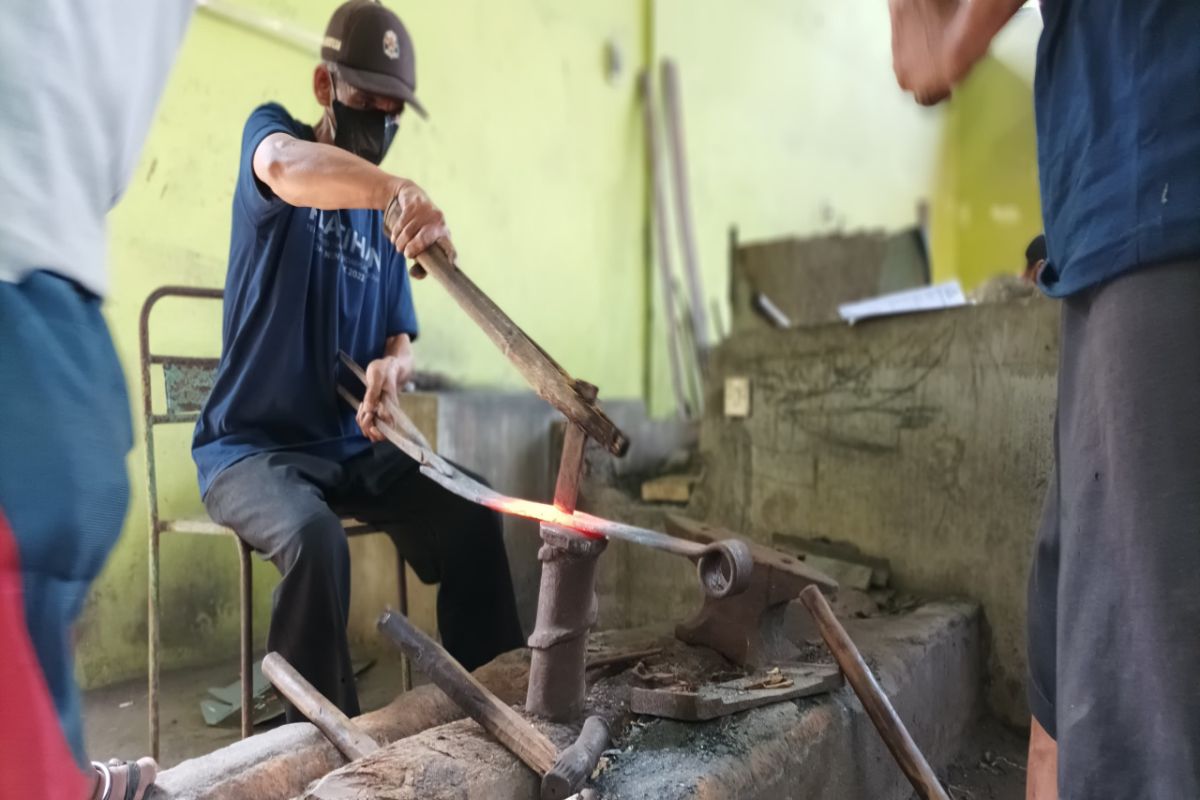 Disdagin Kulon Progo melatih pandai besi dukung produk berbasis budaya