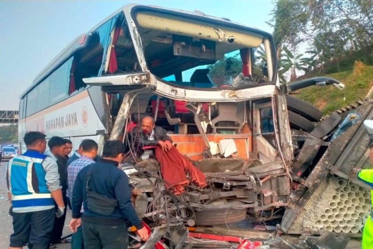 Bus tabrak truk di Tol Batang akibatkan enam orang terluka