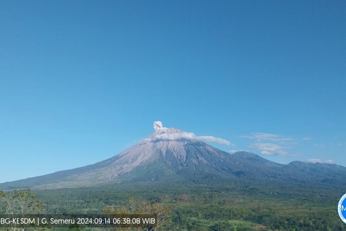 Semeru dua kali erupsi pada Sabtu pagi