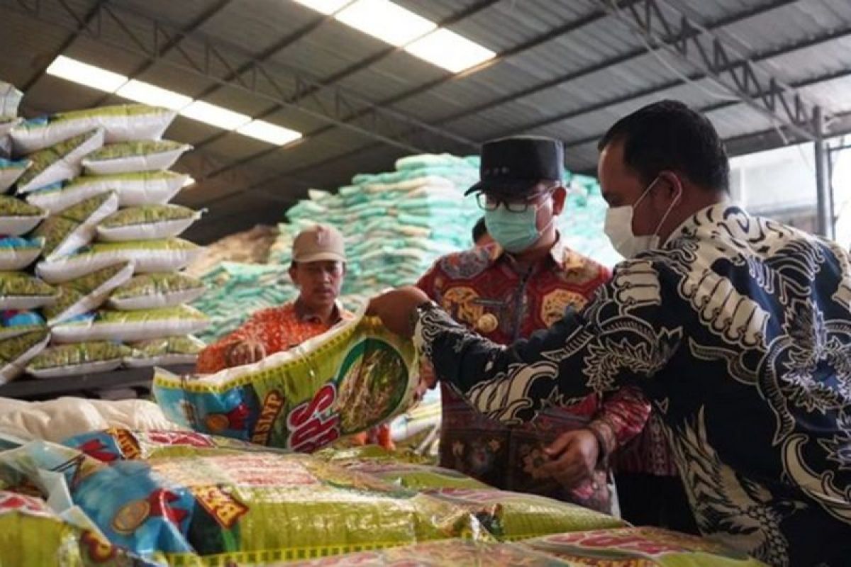 Pj Bupati Banyuasin cek gudang pabrik pangan