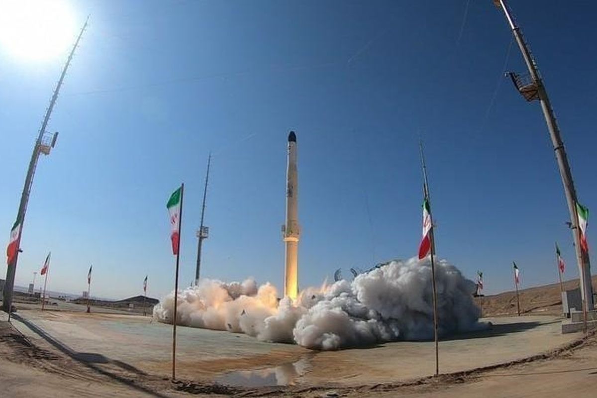 Iran luncurkan satelit penelitian Chamran-1 ke antariksa