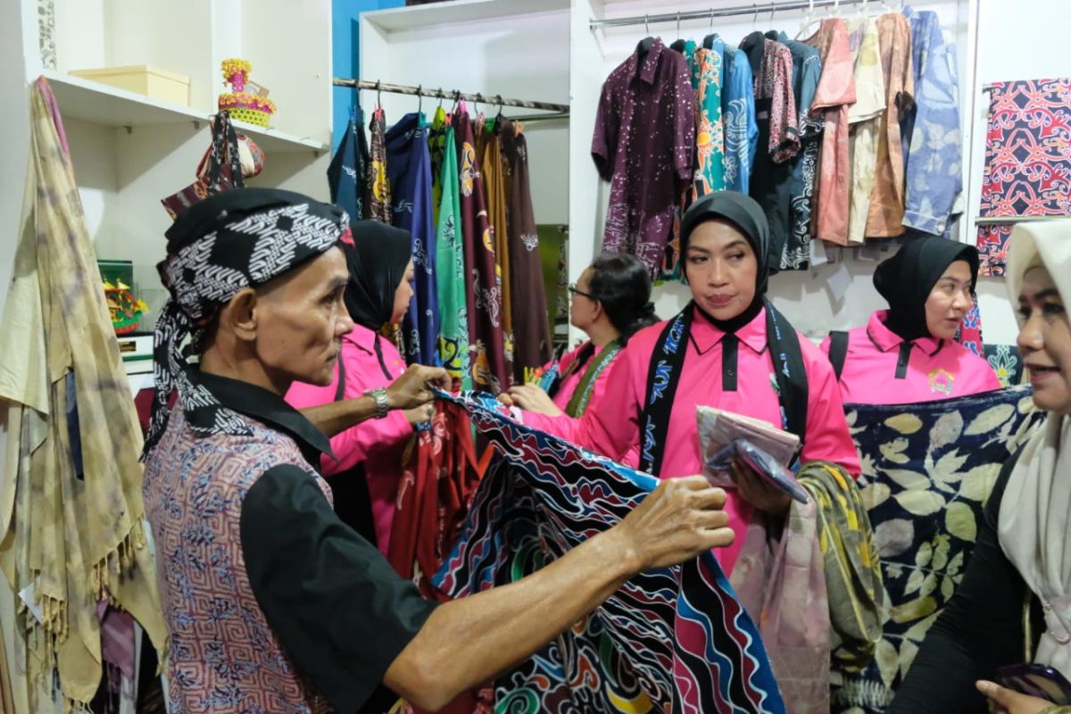 Pengurus Bhayangkari Pusat Mengunjungi Tempat Pengrajin Produksi Pekerja Disabilitas Dalam Rangka HKGB ke-72