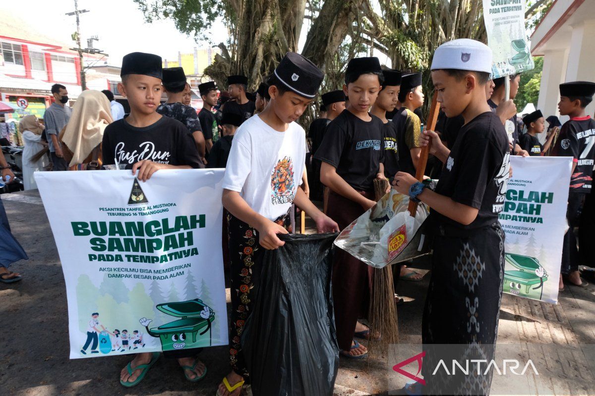 Sambut Maulid Nabi, santri di Temanggung gelar peduli lingkungan