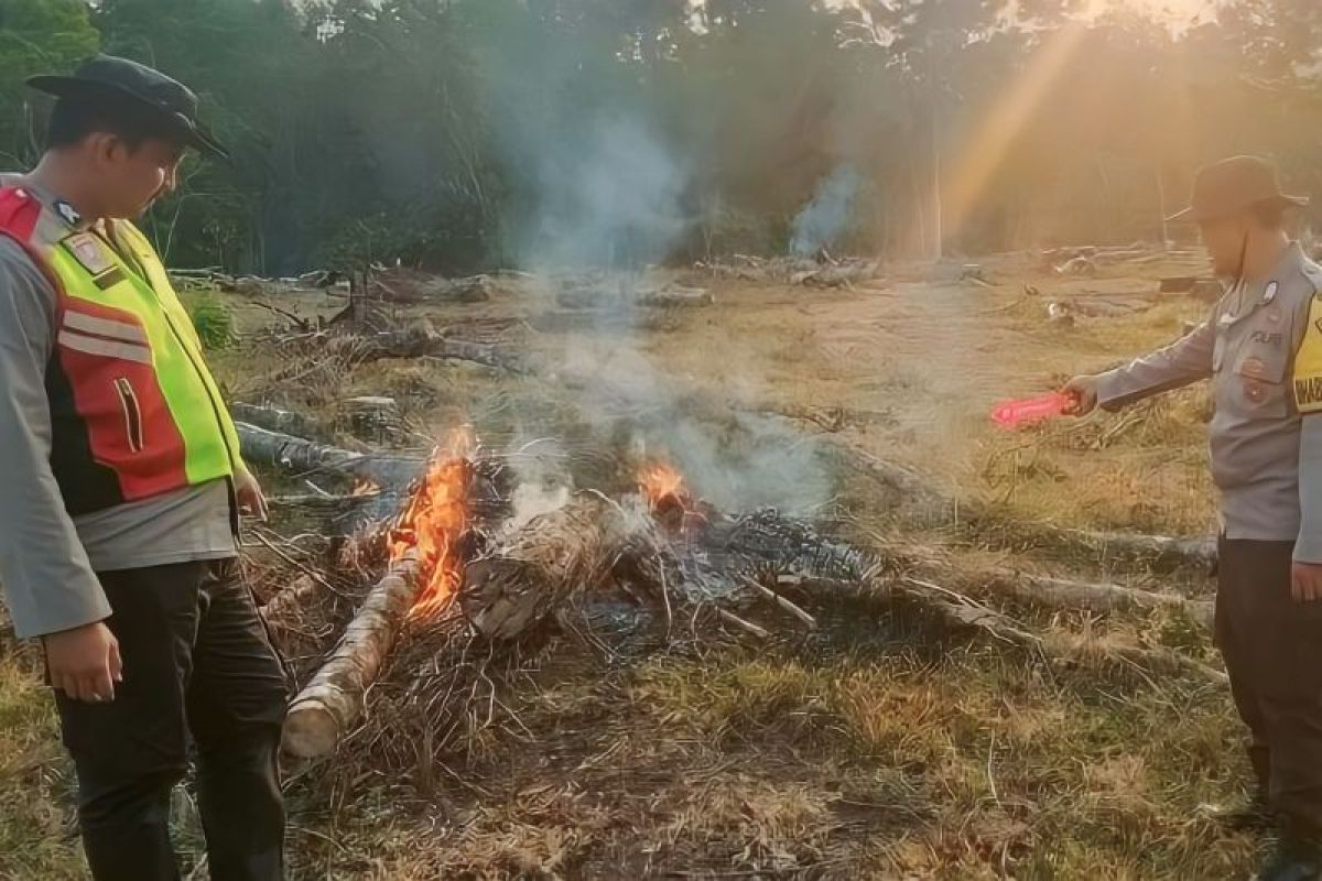 Polres OKU lakukan penyeldikan  penyebab karhutla di Semidang Aji