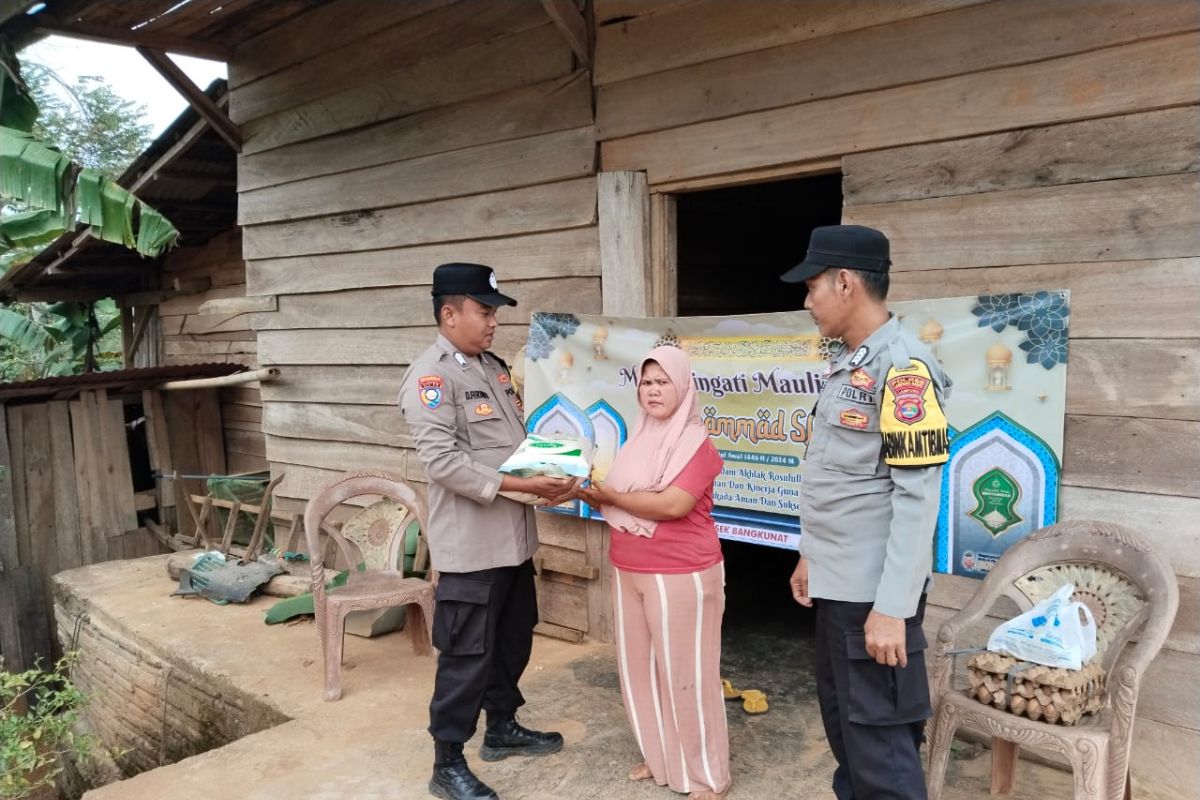 Peringatan Maulid, Polisi bagikan paket sembako kepada warga di Pesisir Barat