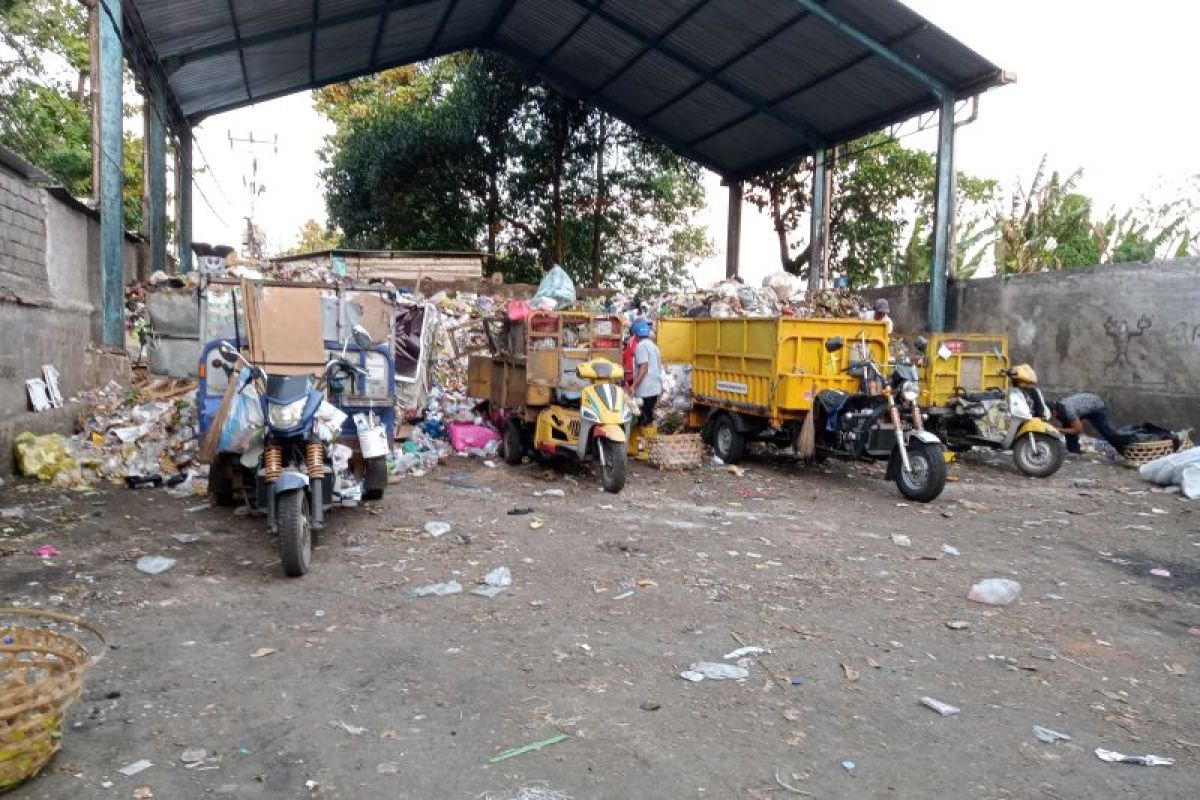 DLH Mataram edukasi petugas roda tiga pilah sampah