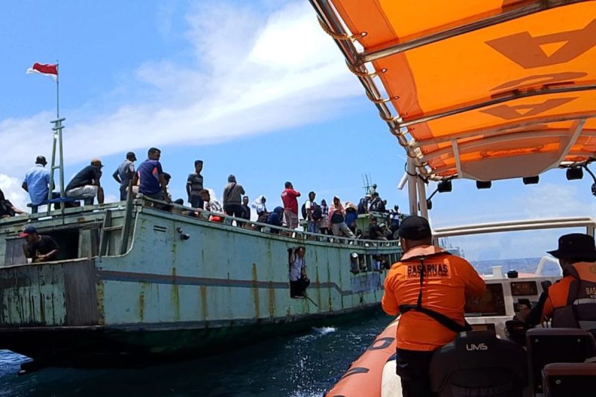 Tim SAR evakuasi 73 penumpang kapal yang mati mesin di Wakatobi