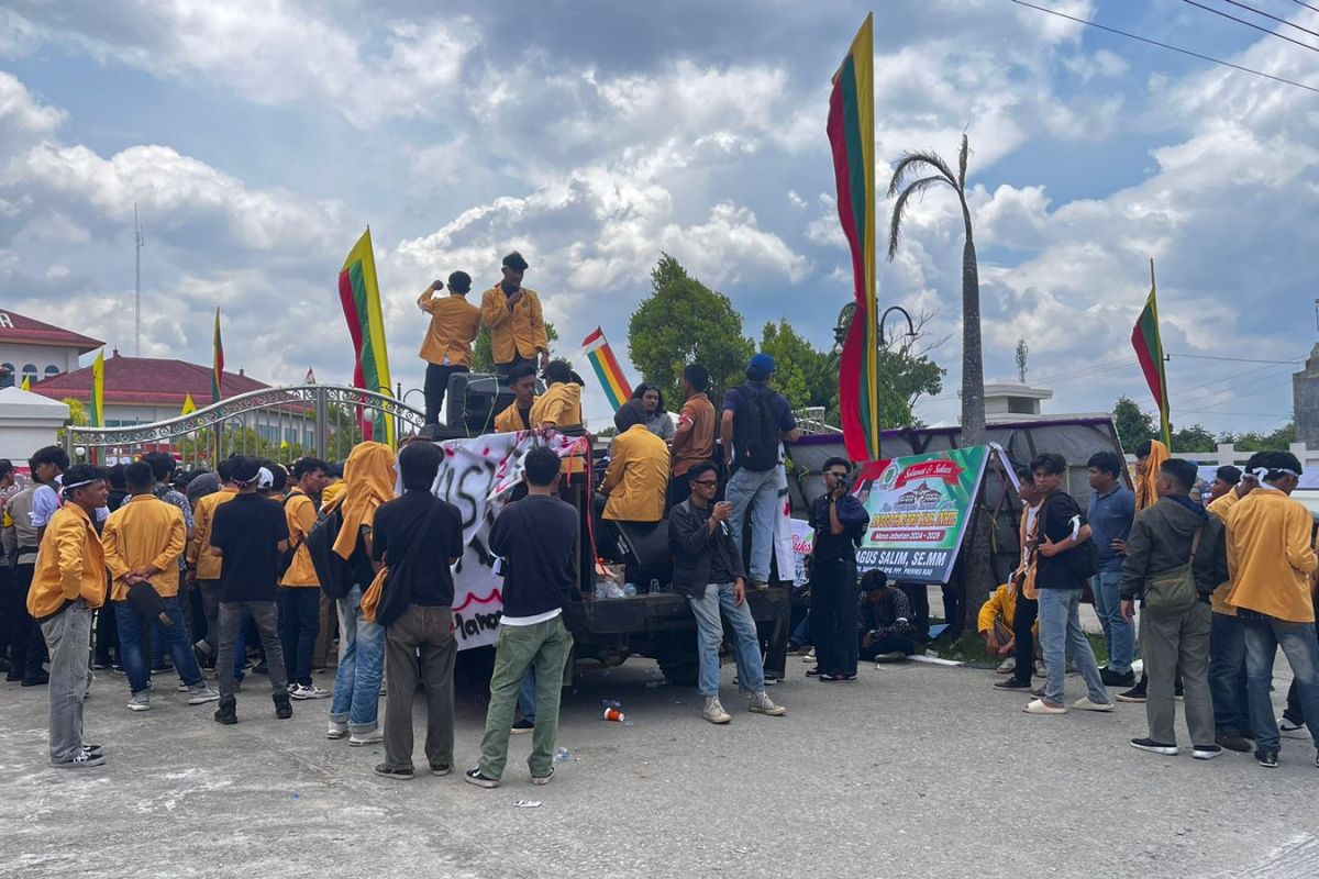 Pelantikan anggota DPRD Inhil diwarnai demo mahasiswa