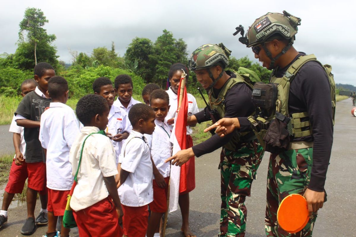 Satgas Habema menjalin komunikasi sosial bangkitkan semangat anak Kenyam