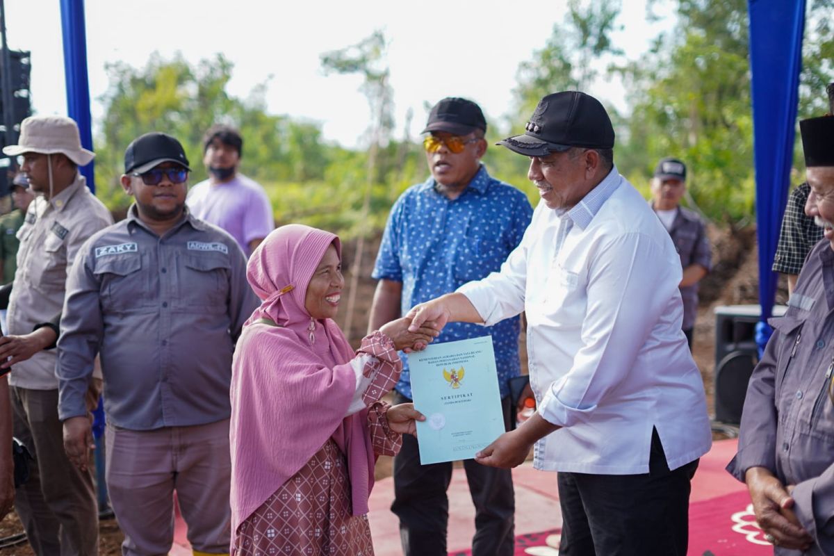 Bupati Siak serahkan 406 SHM Program TORA ditanami kelapa genjah