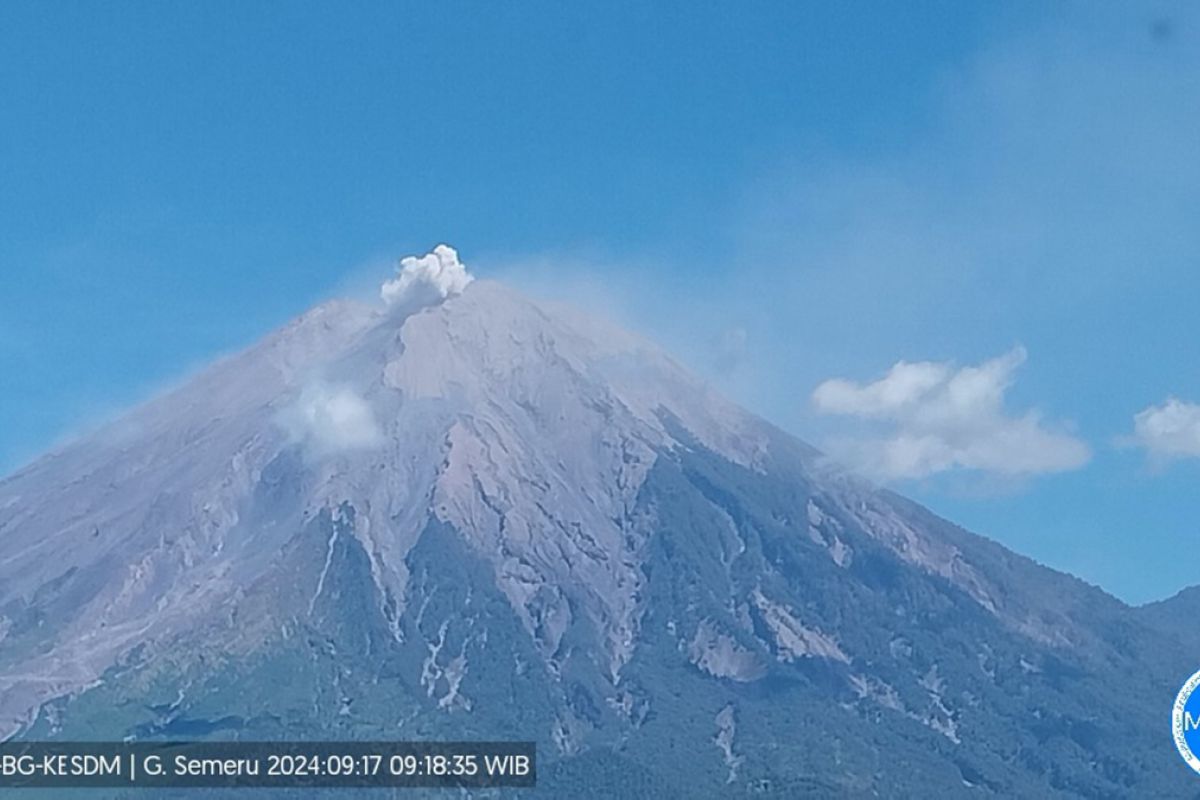 Semeru erupsi terus menerus pada Selasa pagi