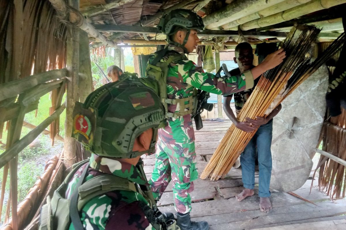 Satgas TNI Yonif 503 kunjungi perajin senjata tradisional di Kenyam