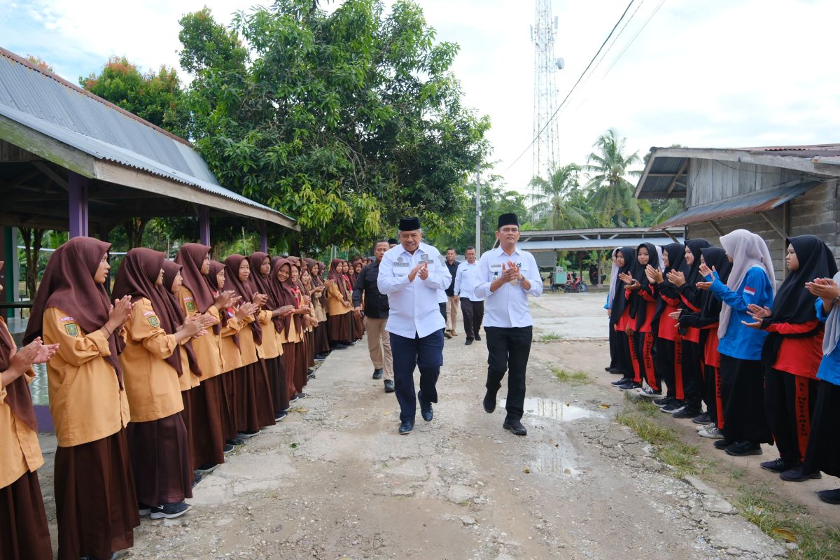 Disorot, kegiatan petahana di Riau banyak temui massa jelang pilkada