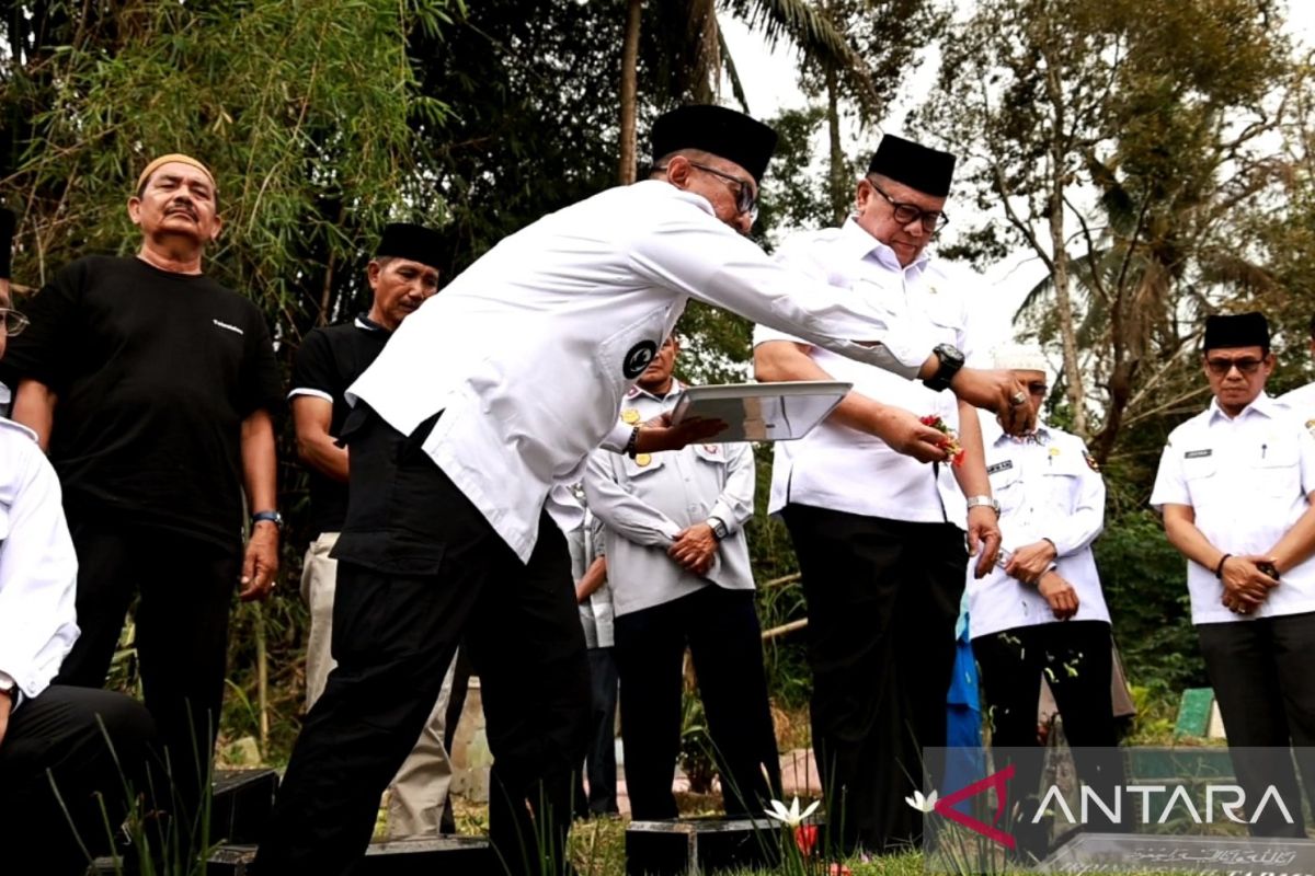 Kenang kepemimpinan sebelumnya, Bupati Eka Putra berziarah ke makam almarhum Irdinansyah Tarmizi