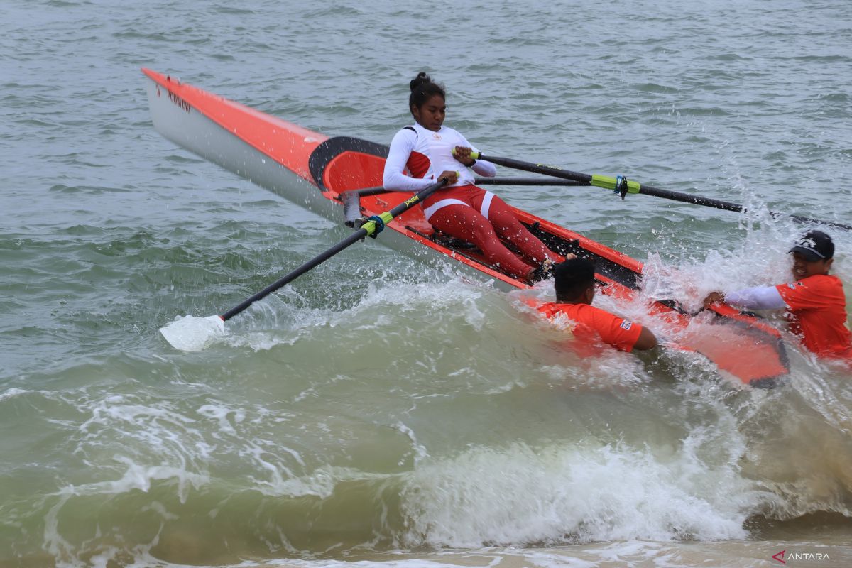 Lola H Blegur kalahkan Issa Behuku untuk rebut emas rowing pantai PON