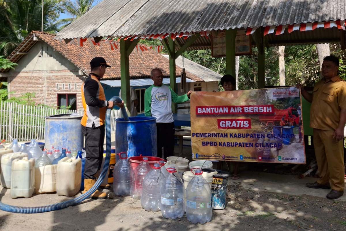 BPBD  salurkan bantuan air bersih untuk 55.449 warga di Cilacap