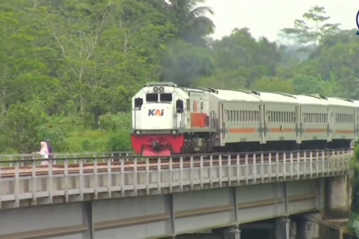 KAI: Perjalanan 11 kereta sempat terganggu akibat gempa yang terjadi di Bandung