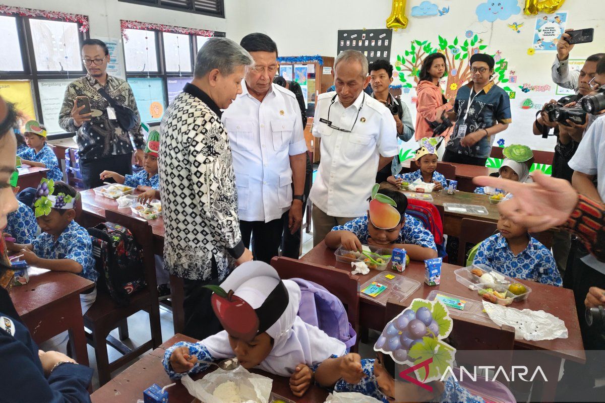 Ketua Watimpres tinjau uji coba makan bergizi gratis  di Solo