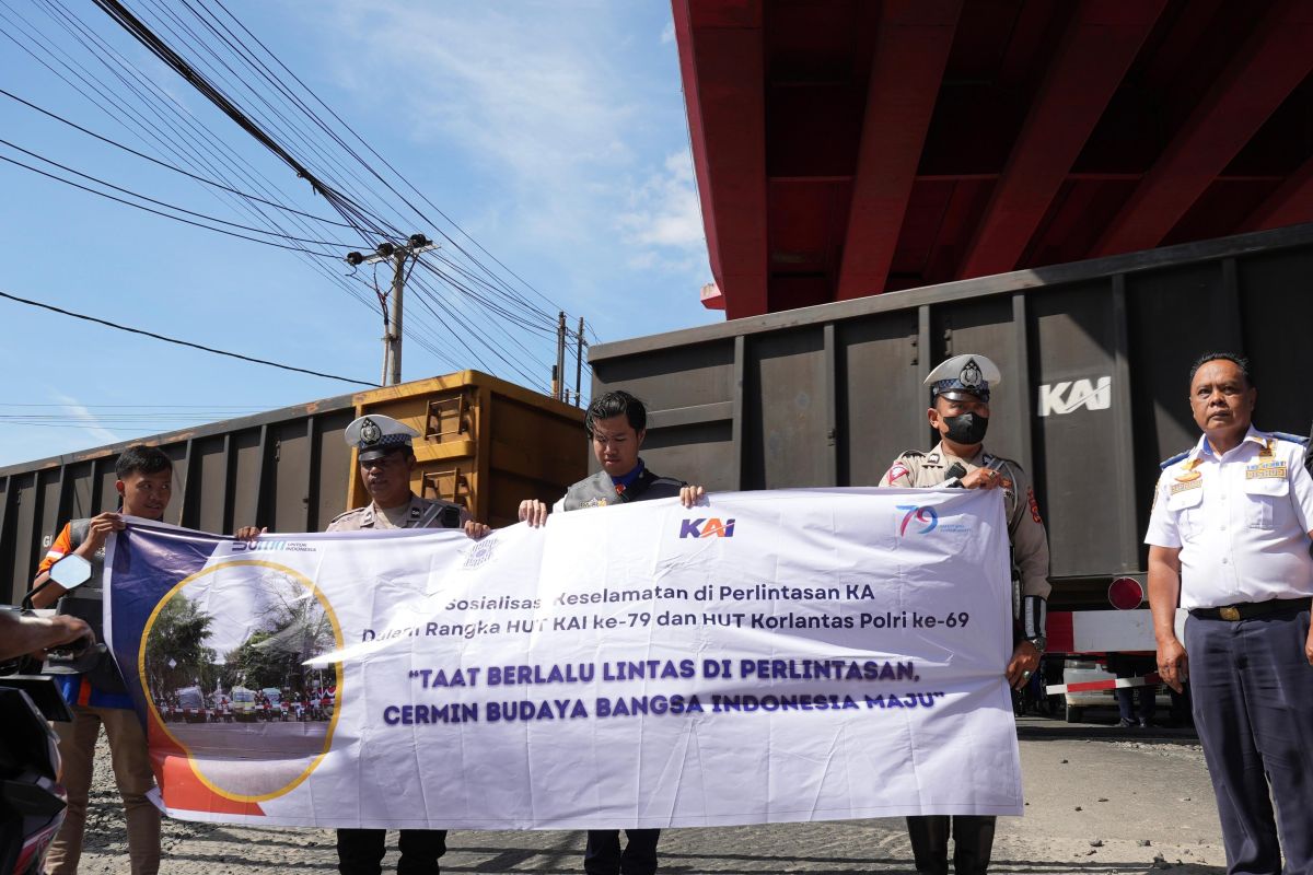 Cegah korban jiwa, KAI sosialisasikan budaya taat berlalulintas di perlintasan KA