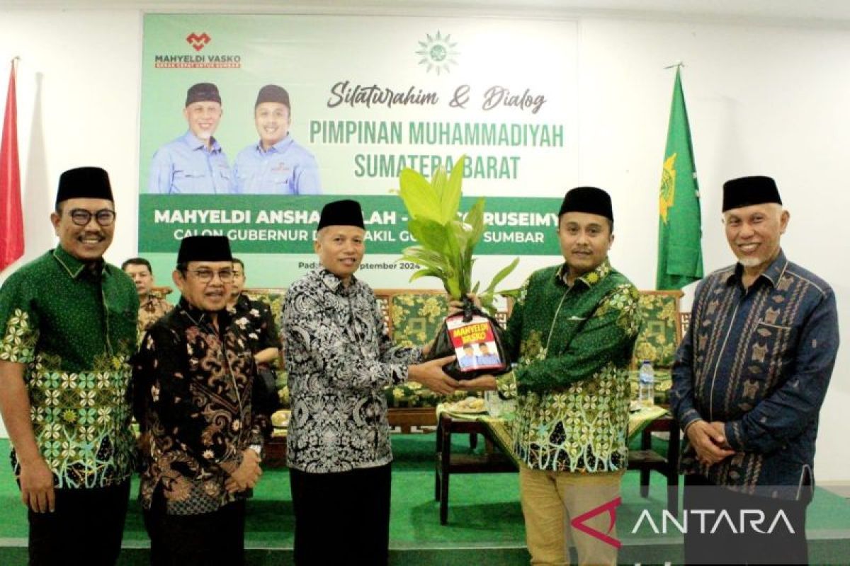 Paslon Gubernur Sumbar Mahyeldi-Vasko Serahkan 100 Ribu Bibit Pinang Wangi kepada Muhammadiyah Sumbar