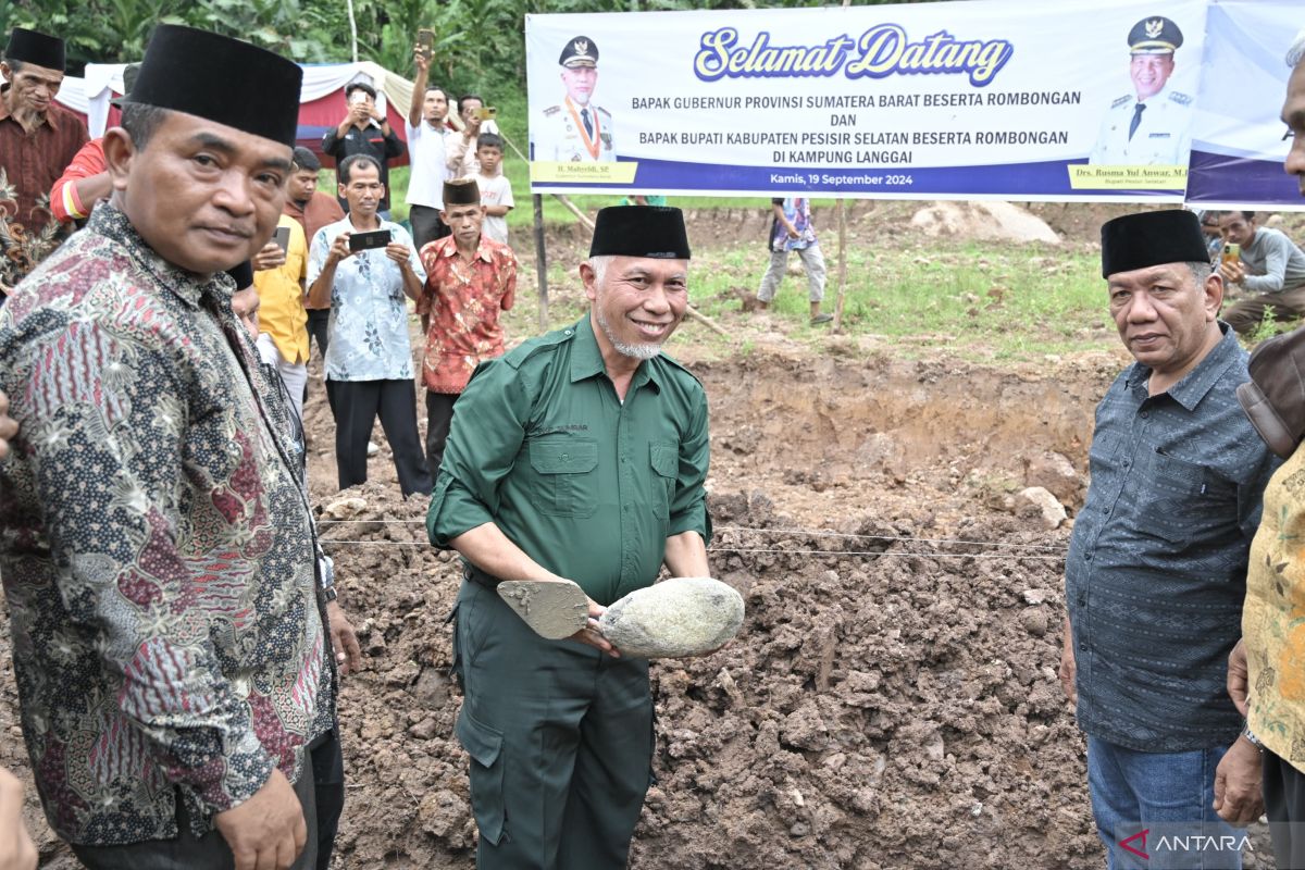 Gubernur Mahyeldi Letakkan Batu Pertama Pembangunan Kembali Masjid Darul Ihsan Langgai yang Rusak karena Bencana