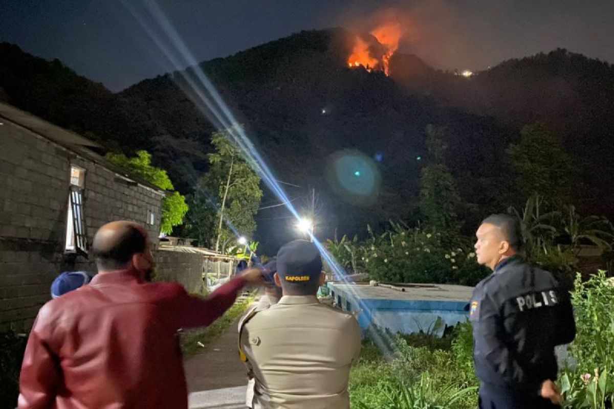 Kebakaran di lereng Gunung Telomoyo dipadamkan